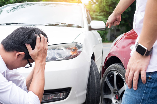 Dos hombres discutiendo después de un accidente de coche Tráfico Colisión en la carretera
 - Foto, Imagen