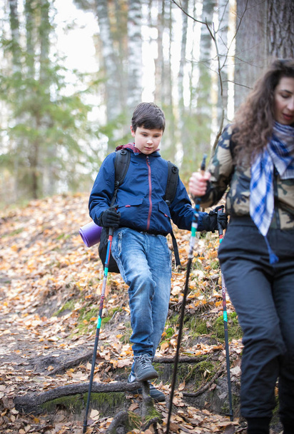 Nordic walking. Młoda kobieta i dziecko. Zjazd - Zdjęcie, obraz