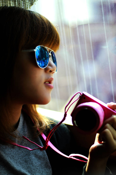 Portrait of beautiful girl drinking coffee beside windows on sunny morning. - Foto, Bild