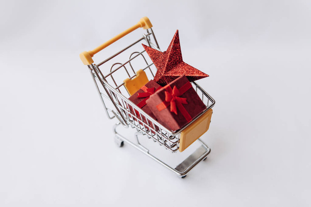 Εννοιολογική φωτογραφία Χριστούγεννα πωλήσεων ή αγορών δώρων. - Φωτογραφία, εικόνα