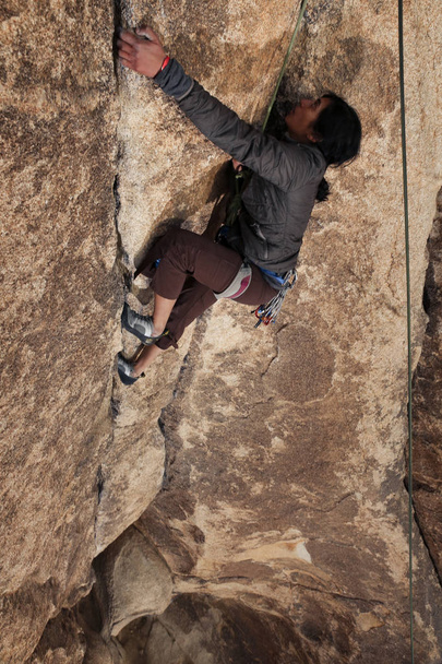 Güneydoğu Asya kadın kaya tırmanıyor içinde bu California çöl - Fotoğraf, Görsel