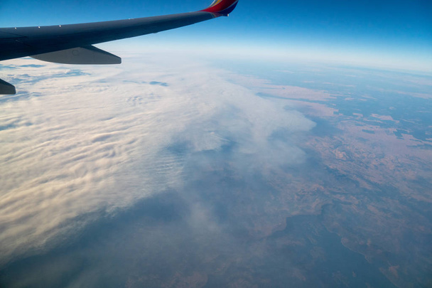 A légi felvétel a Sierra Nevada hegység tűz füst tölti ki. Kaliforniai napfelkeltét lövés egy utasszállító repülőgép - Fotó, kép