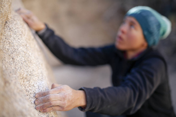 Mujer de raza mixta escalando en el desierto de California
 - Foto, Imagen