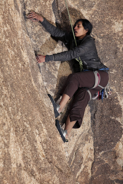 Sudeste asiático mujer roca sube en el California desierto
 - Foto, Imagen