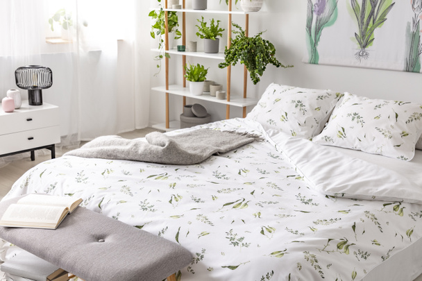 Patrón de planta verde en ropa de cama blanca y almohadas en una cama en un interior de dormitorio amante de la naturaleza. Foto real
. - Foto, imagen