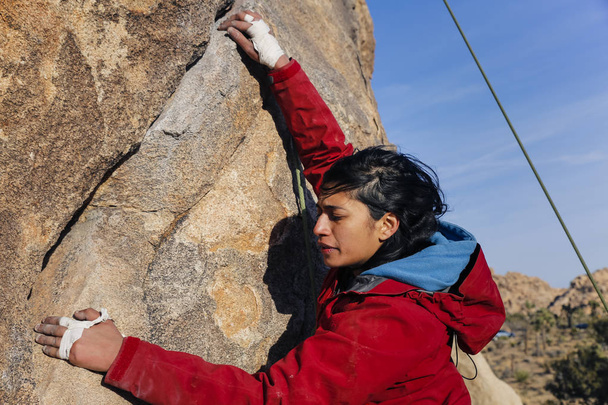 南アジアの女性ロックが砂漠に登る - 写真・画像