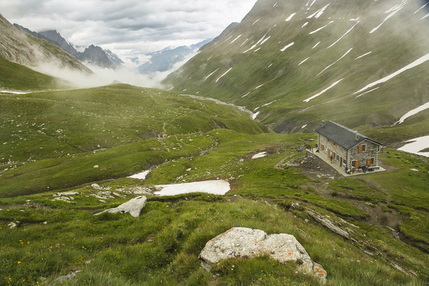 tour du mont blanc ainutlaatuinen vaellus noin 200km ympäri Mont Blanc, kulkee Italian, Sveitsin ja Ranskan
 - Valokuva, kuva