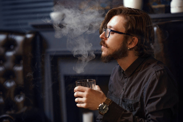 Smoking man drinking whiskey - Фото, зображення