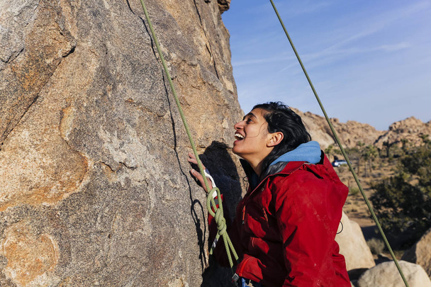 Südasiatische Felsfrau klettert in der Wüste - Foto, Bild