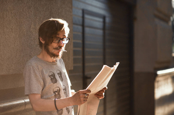 Man reading a newspaper on the street - Foto, Imagen