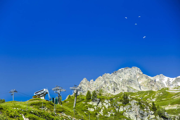 tour du mont blanc trek unique d'environ 200 km autour du Mont Blanc, en passant par l'Italie, la Suisse et la France
 - Photo, image