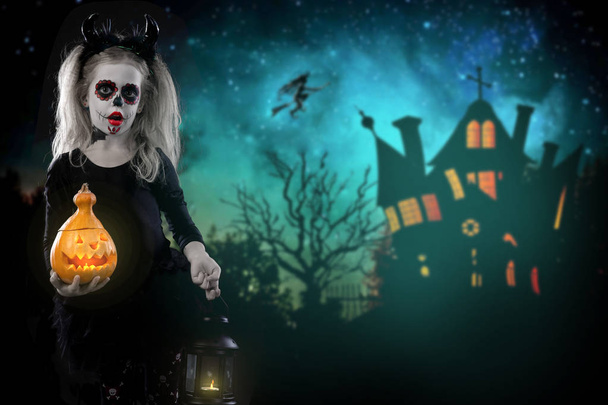 Дракула дитина. Маленька дівчинка з макіяжем на Хелловін. образ диявола з рогами і гарбузом
 - Фото, зображення