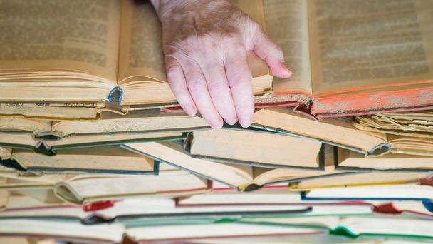 Руки пожилой женщины с книгами. Концепция образования и знаний
 - Фото, изображение