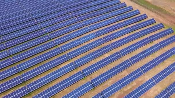 Luchtfoto van zonnepanelen Farm, zonnecel, met zonlicht. Drone vlucht vliegen over zonnepanelen veld hernieuwbare groene alternatieve energieconcept. - Video