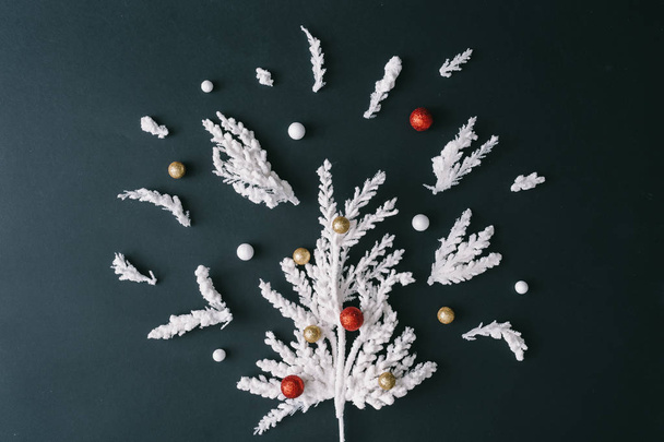 Fundo de mesa de Natal preto com galhos de árvore de Natal branco e decoração de bugigangas coloridas. Composição de fronteira, estilo leigo plano, cartão de saudação de Ano Novo
 - Foto, Imagem