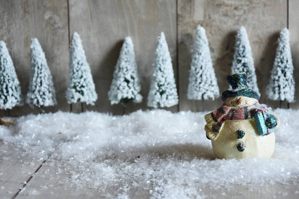Dekorację świąteczną Snowman w śniegu. - Zdjęcie, obraz