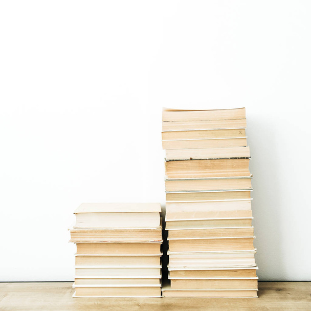 Σωρός από βιβλία σε άσπρο φόντο. Ελάχιστη ανάγνωση έννοιας. - Φωτογραφία, εικόνα