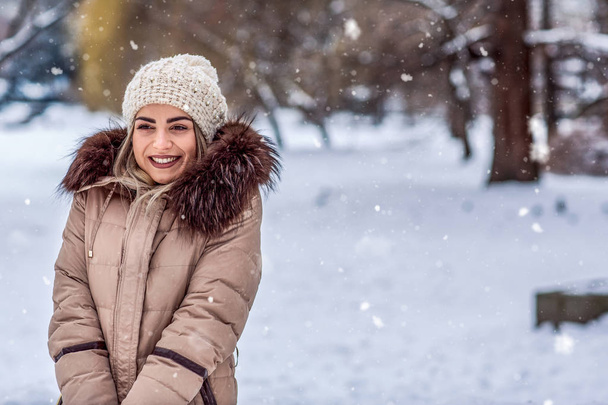 vacaciones de invierno, Navidad y el concepto de la gente Sonriente joven en un día de nieve de invierno
 - Foto, Imagen