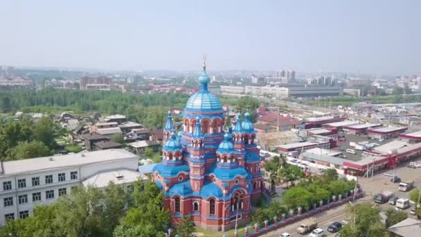 Rusland, Irkoetsk. Kerk van het pictogram van de moeder Gods van Kazan in ambachtelijke Sloboda. Orthodoxe kerk, protestantse kerk. Video. (4k UltraHD) - Video