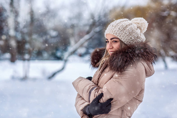 Télen-téli fiatal, mosolygós nő portréja - Fotó, kép