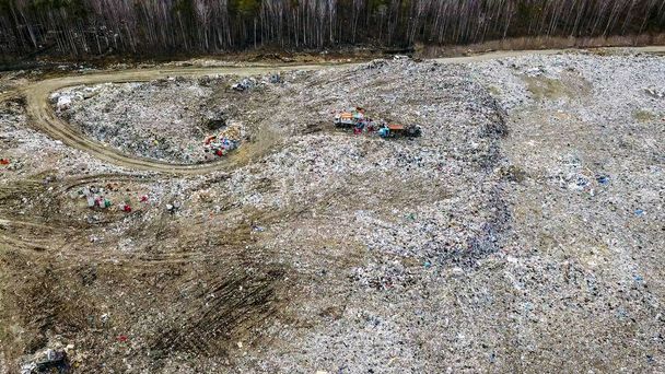 Deponie in der Nähe der Stadt Ekaterinburg, Russland, von einer Drohne   - Foto, Bild