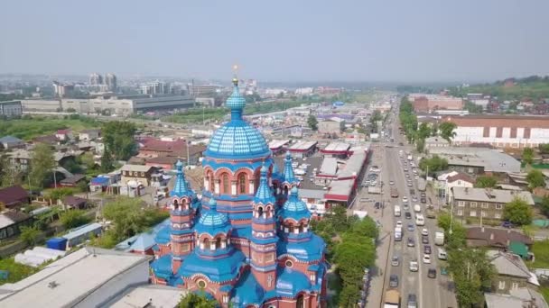 Rusland, Irkoetsk. Kerk van het pictogram van de moeder Gods van Kazan in ambachtelijke Sloboda. Orthodoxe kerk, protestantse kerk. Video. (4k UltraHD) - Video