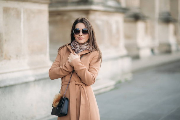 Senhora atraente no casaco de outono e óculos de sol sorrir para a câmera
 - Foto, Imagem