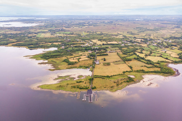Una vista aérea de granjas y prados cerca de Lough Corrib en el Condado de Galway, Irlanda
. - Foto, Imagen