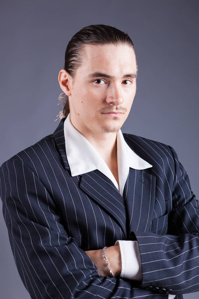 Joven macho confiado posando en suite estilo gángster
 - Foto, Imagen