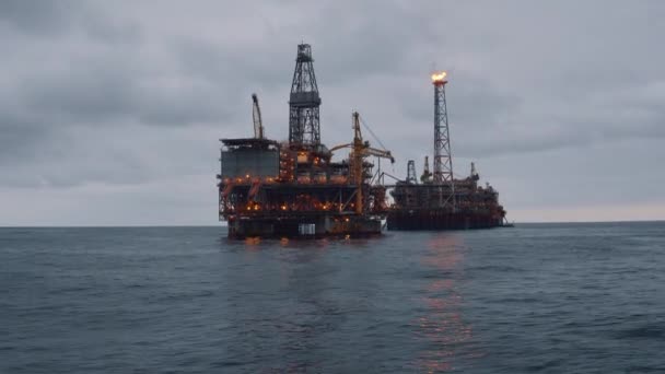Buque cisterna FPSO cerca de plataforma Oil Rig. Industria del petróleo y el gas en alta mar - Metraje, vídeo