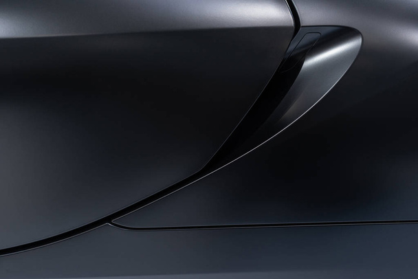Absztrakt sötét ezüst autó ajtó felületének vonalak és könnyű visszatükrözés - Fotó, kép