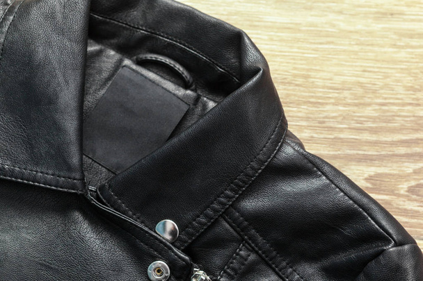 女性の黒革のジャケットをクローズ アップ - 写真・画像