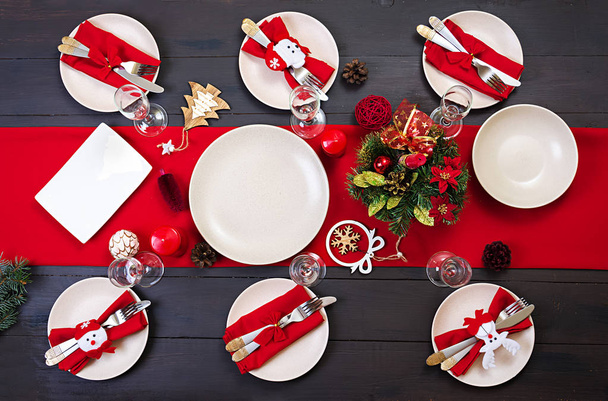 Bereid kerst tafel voor het serveren van gerechten. Landschap, vuren takken, klatergoud en kaarsen. Bovenaanzicht - Foto, afbeelding