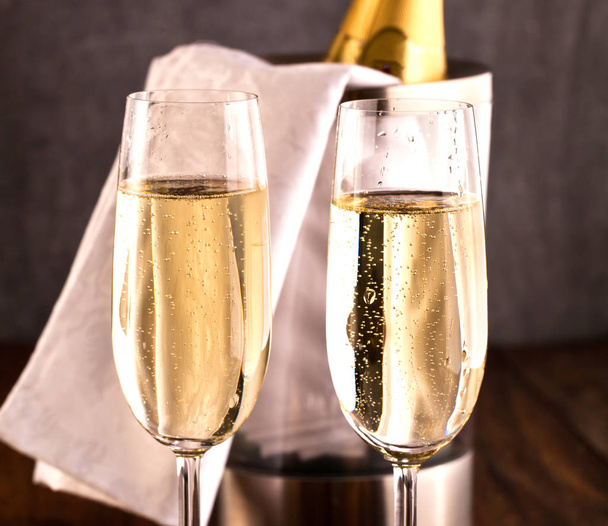 champagneglazen en fles  - Foto, afbeelding