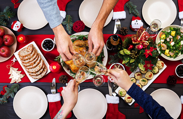Fırında hindi. Noel yemeği. Noel masa parlak tinsel ve mumlarla süslü bir Türkiye ile servis edilir. Kızarmış tavuk, tablo. Aile yemeği. Üstten görünüm - Fotoğraf, Görsel