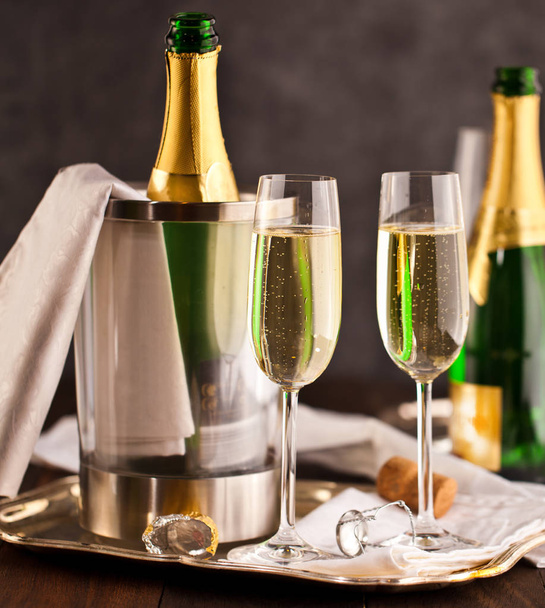 бокалы и бутылки для шампанского  - Фото, изображение