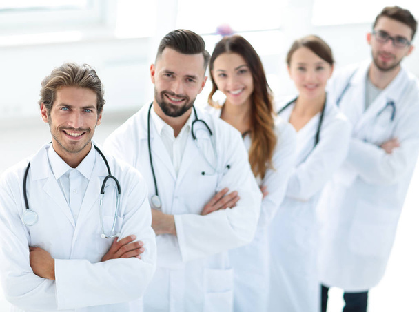 Portrét lékařský tým stojící s rukama přešel v nemocnici - Fotografie, Obrázek