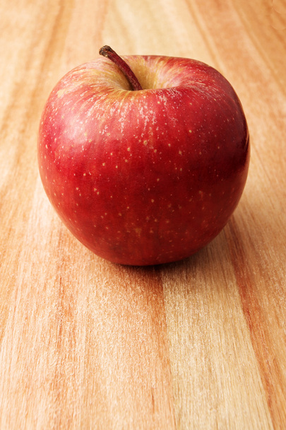 Red apple on wooden cutting board - Φωτογραφία, εικόνα