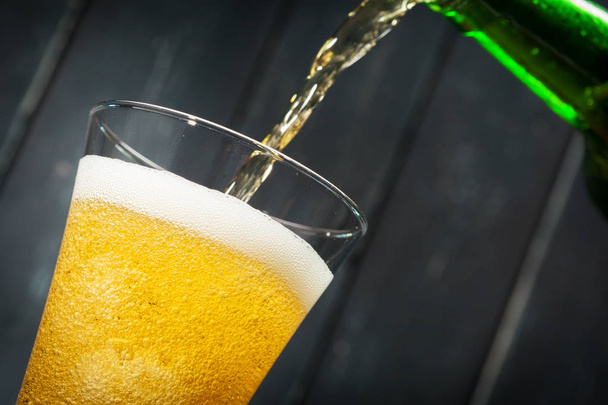 bira ve bira şişe cam - Fotoğraf, Görsel