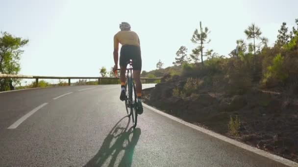Gün batımı için açık bir yol üzerinde Bisiklete binmek bisikletçi - Video, Çekim