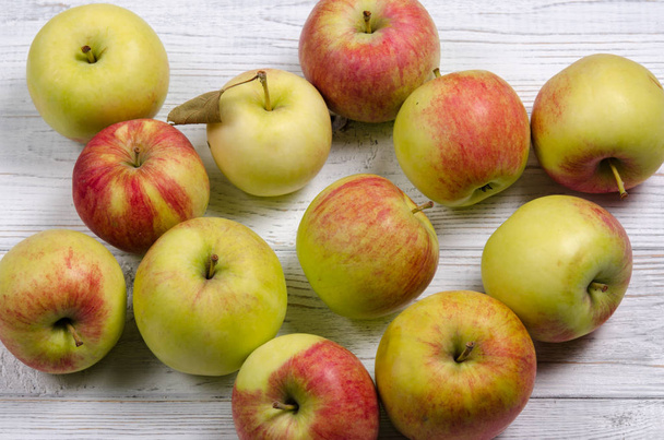 Manzanas maduras sobre una mesa de madera. Primer plano de manzanas. Vista superior
. - Foto, imagen