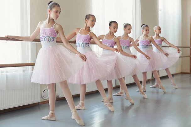 Groupe de jeunes ballerines pratiquant la danse à l'école de ballet classique
 - Photo, image