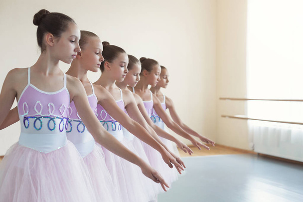 スタジオでバレエを踊る若い女の子のグループ - 写真・画像