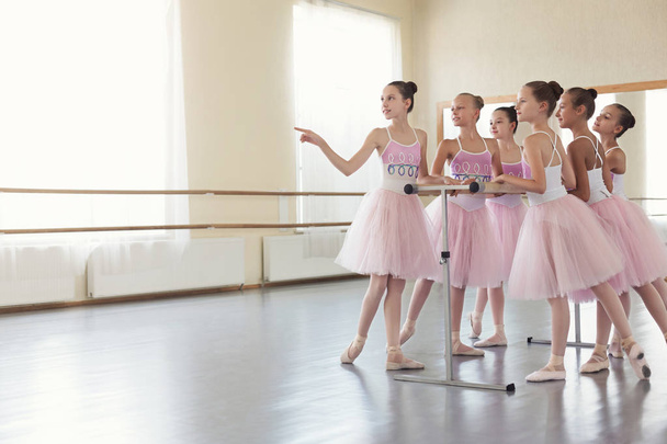 У балерин перерыв в практике в балетной студии
 - Фото, изображение