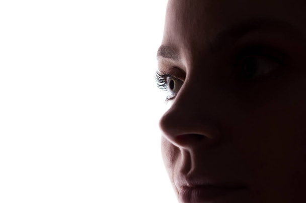 Mladá žena hledět vpřed - horizontální silueta z předního pohledu - Fotografie, Obrázek