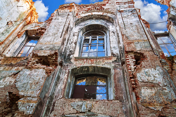 Innenwand mit glaslosen Fenstern einer verlassenen, dachlosen Kirche in einem russischen Dorf - Foto, Bild