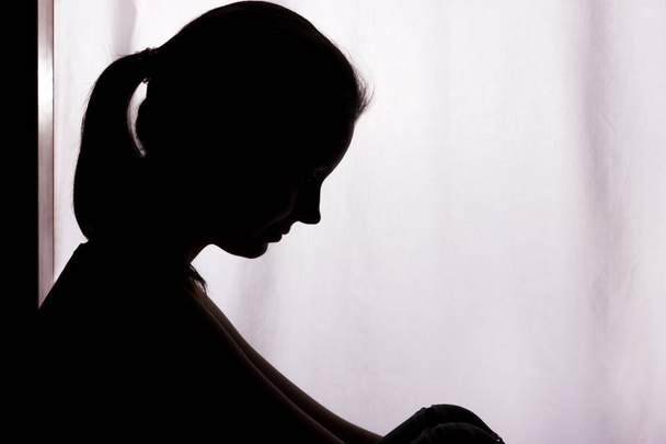 Silhouette einer jungen Frau mit Problemen - horizontal, isoliert - Foto, Bild