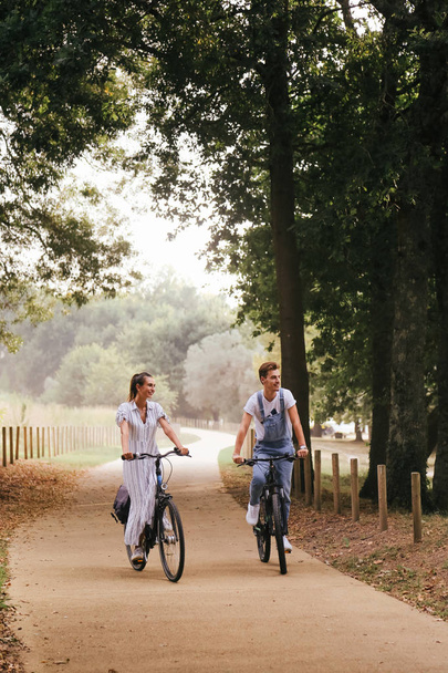 Jeune couple ayant un rendez-vous romantique avec des vélos
 - Photo, image