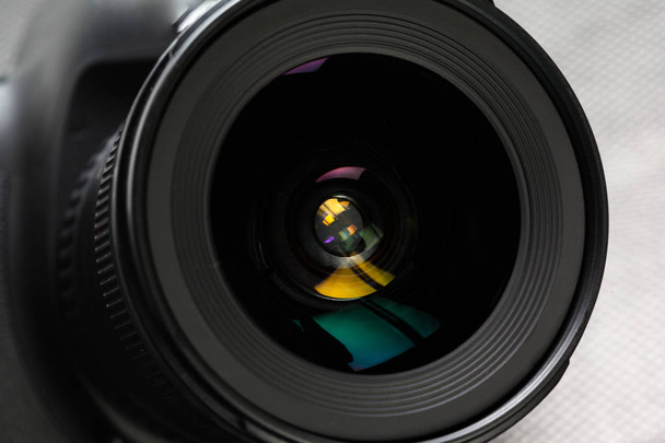 σύγχρονη ψηφιακή φωτογραφική μηχανή Slr με λεπτομέρειες σε κοντινό πλάνο  - Φωτογραφία, εικόνα