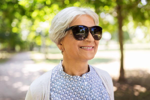 portrait of happy senior woman at summer park - Foto, Bild
